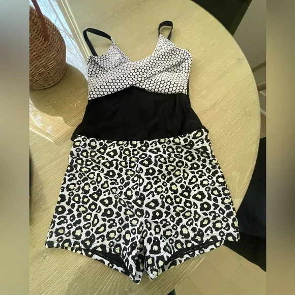 Black and White Polka Dot Swimsuit comes with 2 pieces - Picture 2 of 10